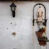 ... e fermarsi a pregare di fronte all�altare votivo con la statua della Madonna sempre illuminata